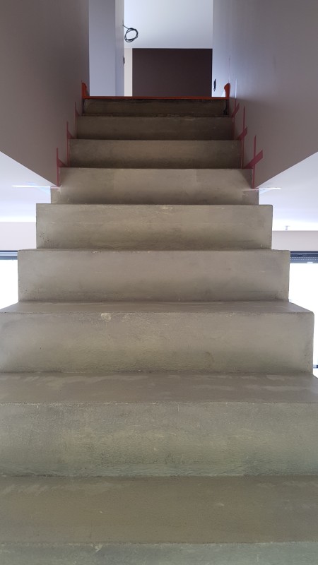 BETON CIRE SUR UN ESCALIER EN BETON BRUT A MACON