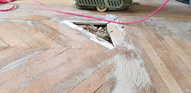 Rénovation et ponçage d'un vieux parquet dans une maison ou un appartement à Mâcon