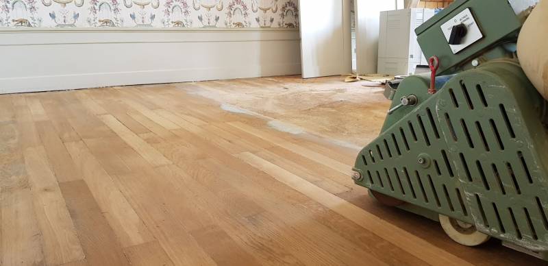 Rénovation et ponçage d'un vieux parquet dans une maison ou un appartement à Mâcon