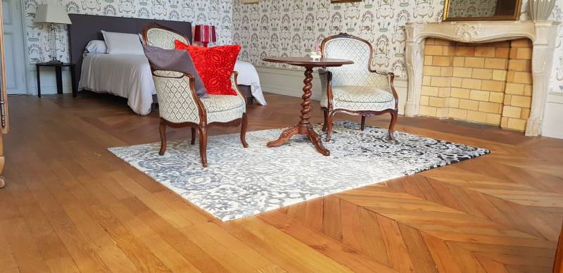 Rénovation et ponçage d'un vieux parquet dans une maison ou un appartement à Mâcon