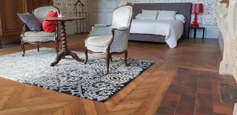 Rénovation et ponçage d'un vieux parquet dans une maison ou un appartement à Mâcon