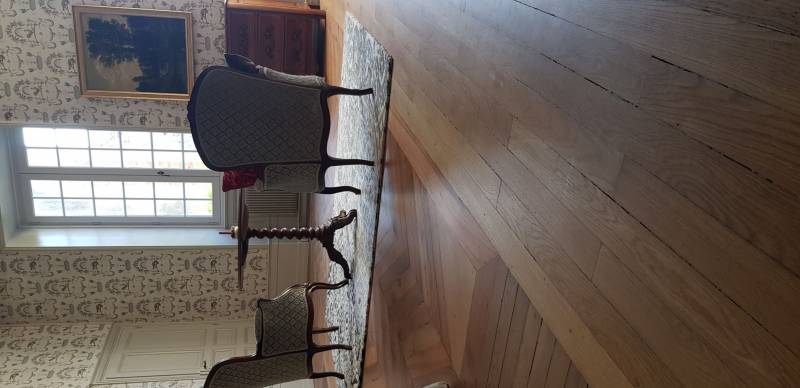 Rénovation et ponçage d'un vieux parquet dans une maison ou un appartement à Mâcon