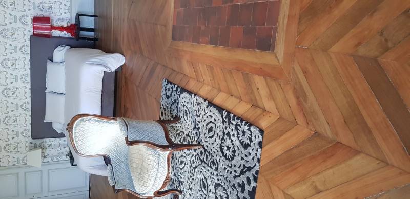 Rénovation et ponçage d'un vieux parquet dans une maison ou un appartement à Mâcon