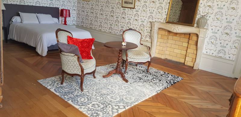 Rénovation et ponçage d'un vieux parquet dans une maison ou un appartement à Mâcon