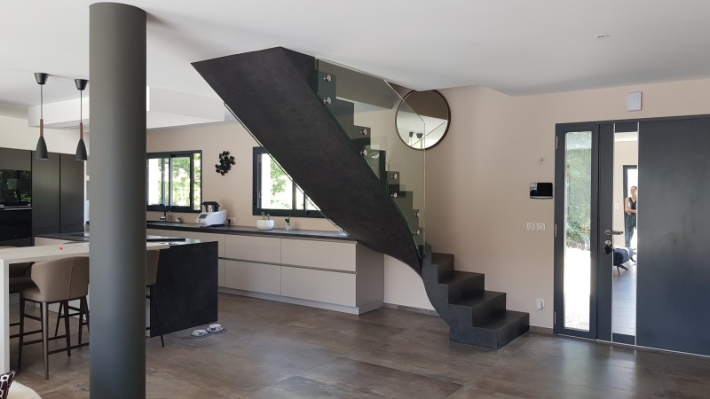 BETON CIRE SUR UN ESCALIER EN BETON BRUT A MACON