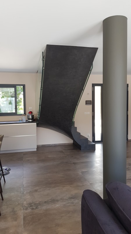 BETON CIRE SUR UN ESCALIER EN BETON BRUT A MACON