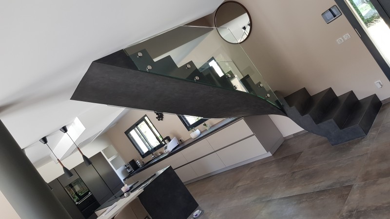 BETON CIRE SUR UN ESCALIER EN BETON BRUT A MACON