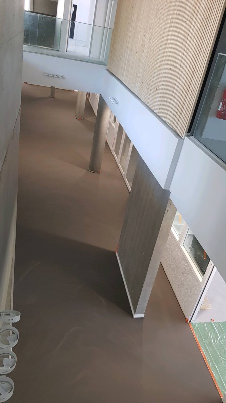 Béton ciré gris industriel à Lyon : sol moderne en Weber Flore pour un collège à Villeurbanne