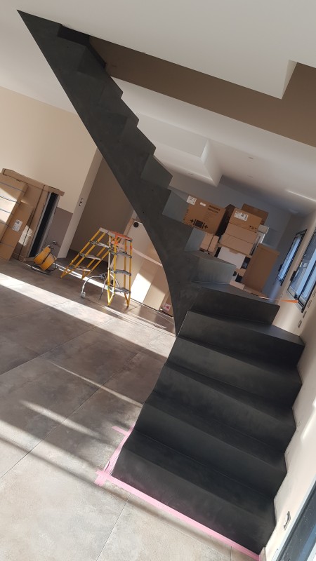 BETON CIRE SUR UN ESCALIER EN BETON BRUT A MACON