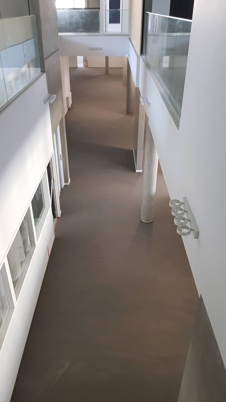 Béton ciré gris industriel à Lyon : sol moderne en Weber Flore pour un collège à Villeurbanne