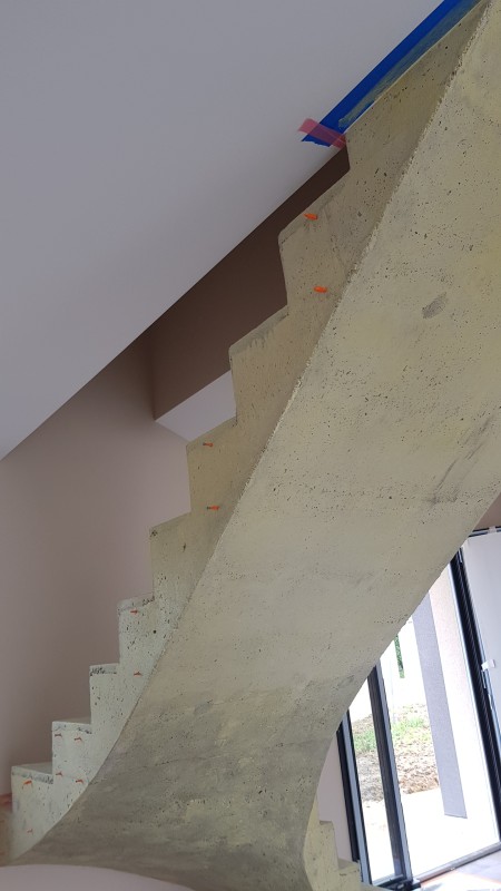 BETON CIRE SUR UN ESCALIER EN BETON BRUT A MACON