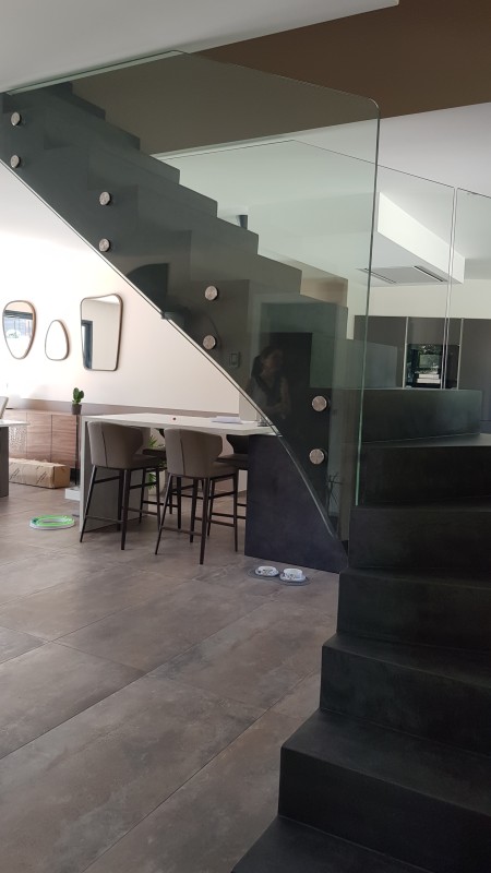 BETON CIRE SUR UN ESCALIER EN BETON BRUT A MACON