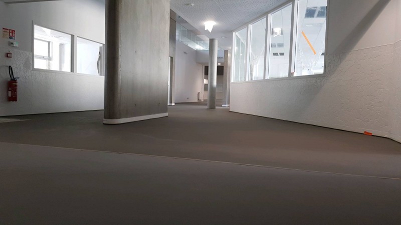 Béton ciré gris industriel à Lyon : sol moderne en Weber Flore pour un collège à Villeurbanne