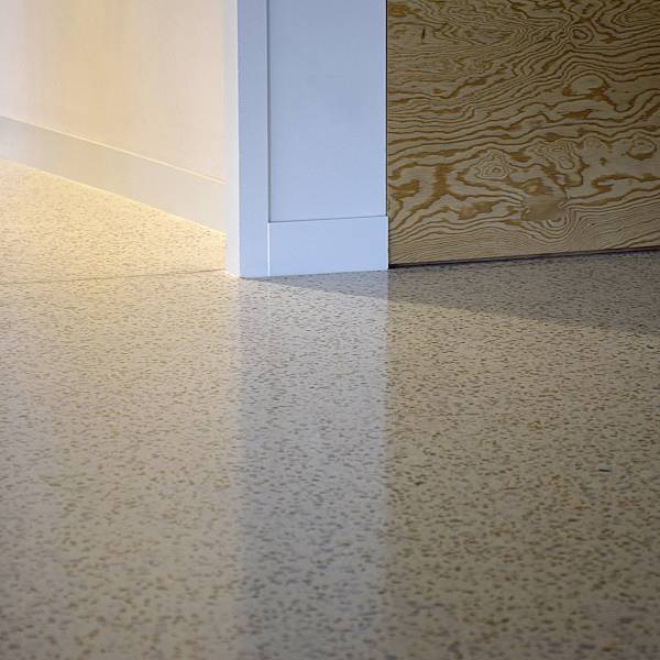 Pose de granito beige sur mesure pour le sol d'un restaurant à Lyon