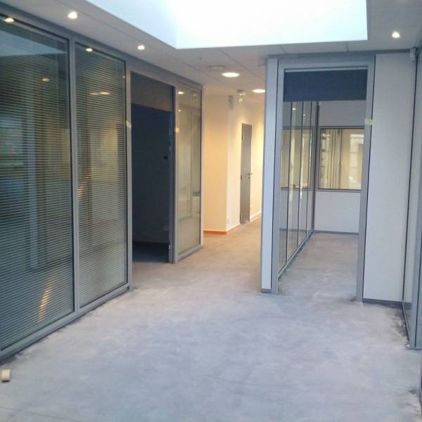 Béton poli dans des bureaux à Elancourt dans la région de Paris.