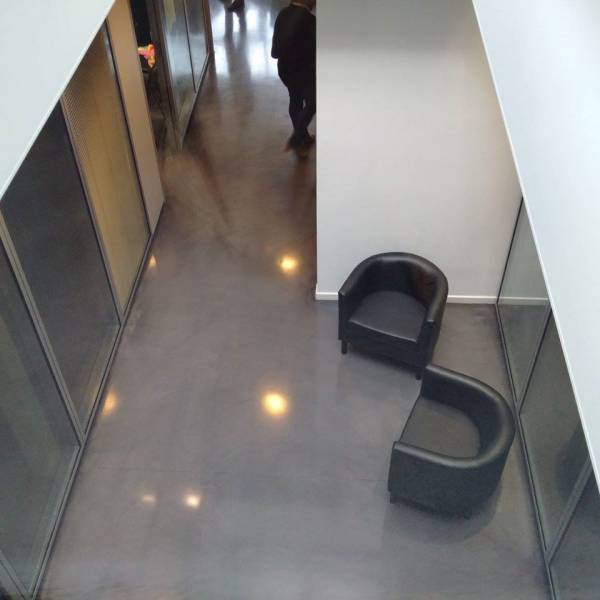 Béton poli dans des bureaux à Elancourt dans la région de Paris.