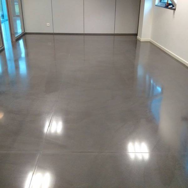 Béton poli dans des bureaux à Elancourt dans la région de Paris.