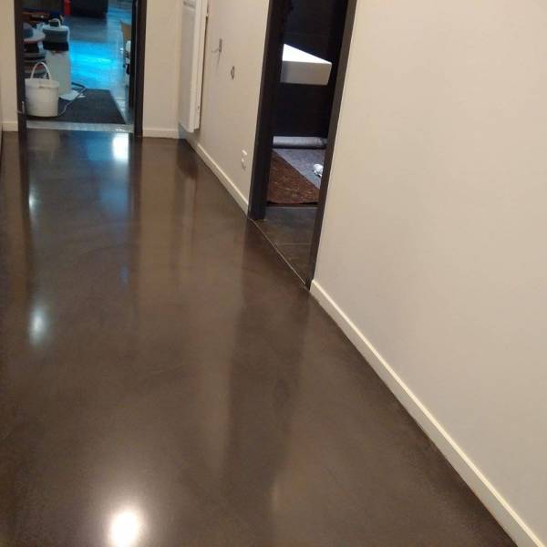 Béton poli dans des bureaux à Elancourt dans la région de Paris.