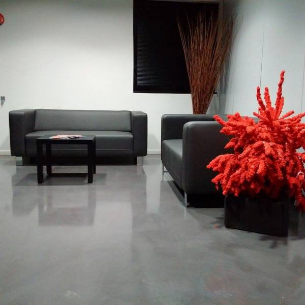 Béton poli dans des bureaux à Elancourt dans la région de Paris.