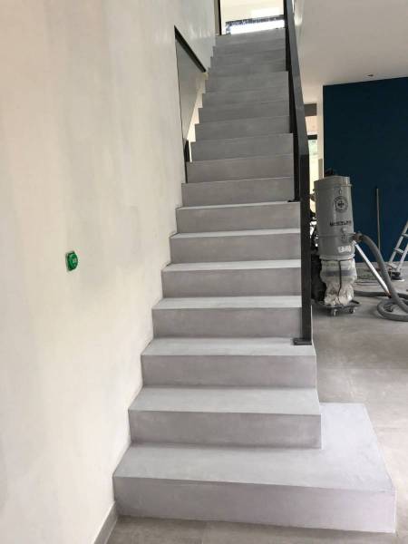 Pose d'un escalier en béton ciré couleur perle dans une maison contemporaine aux Mont d'Or