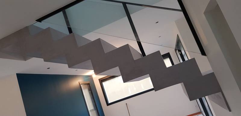Pose d'un escalier en béton ciré couleur perle dans une maison contemporaine aux Mont d'Or