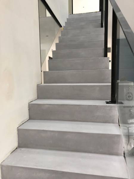 Pose d'un escalier en béton ciré couleur perle dans une maison contemporaine aux Mont d'Or