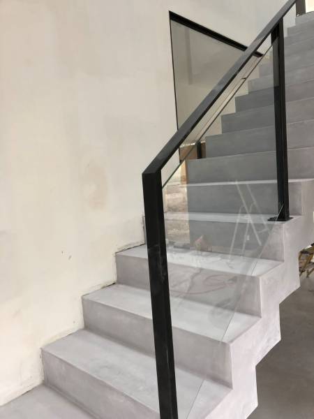 Pose d'un escalier en béton ciré couleur perle dans une maison contemporaine aux Mont d'Or