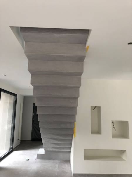 Pose d'un escalier en béton ciré couleur perle dans une maison contemporaine aux Mont d'Or
