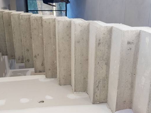 Pose d'un escalier en béton ciré couleur perle dans une maison contemporaine aux Mont d'Or