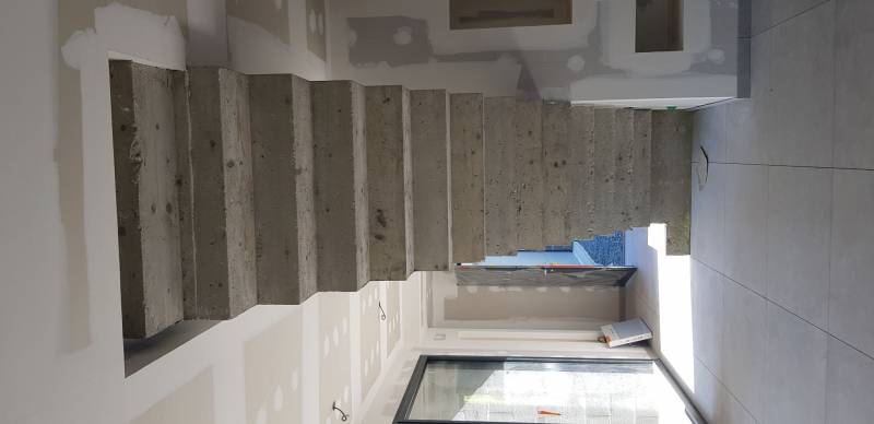 Pose d'un escalier en béton ciré couleur perle dans une maison contemporaine aux Mont d'Or