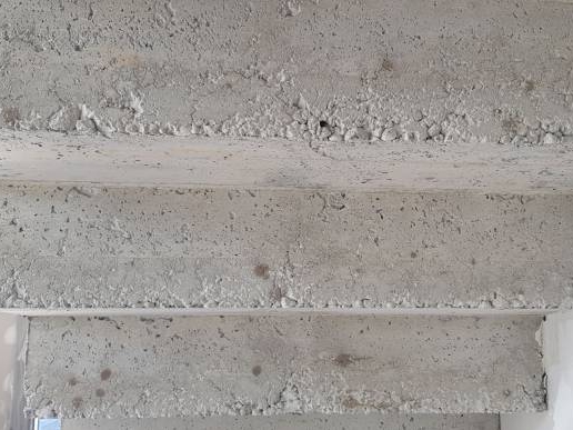 Pose d'un escalier en béton ciré couleur perle dans une maison contemporaine aux Mont d'Or