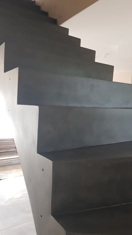 BETON CIRE SUR UN ESCALIER EN BETON BRUT A MACON