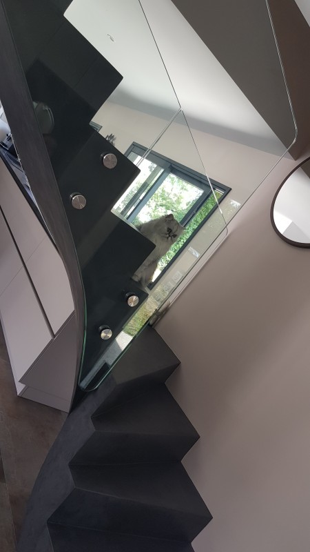 BETON CIRE SUR UN ESCALIER EN BETON BRUT A MACON