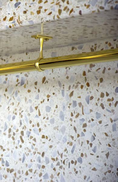 Pose de granito beige sur mesure pour le sol d'un restaurant à Lyon