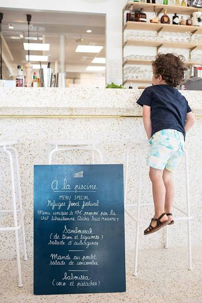 Pose de granito beige sur mesure pour le sol d'un restaurant à Lyon