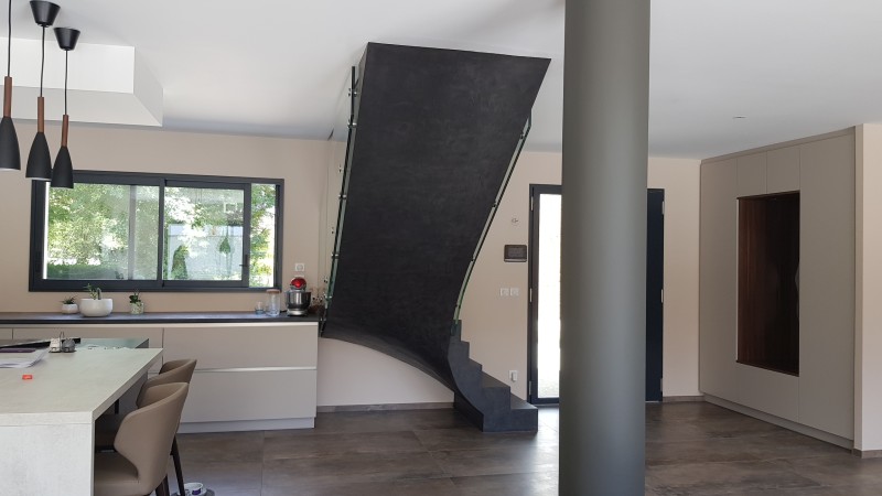 BETON CIRE SUR UN ESCALIER EN BETON BRUT A MACON